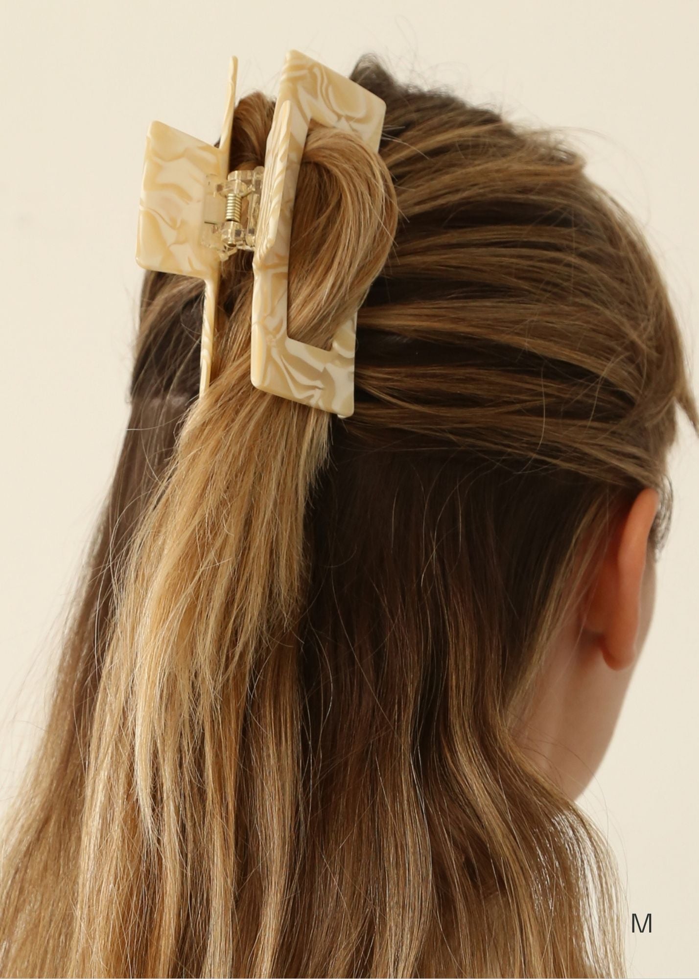 10 Best Claw Clip Hairstyles To Try ASAP - Normandy Estates